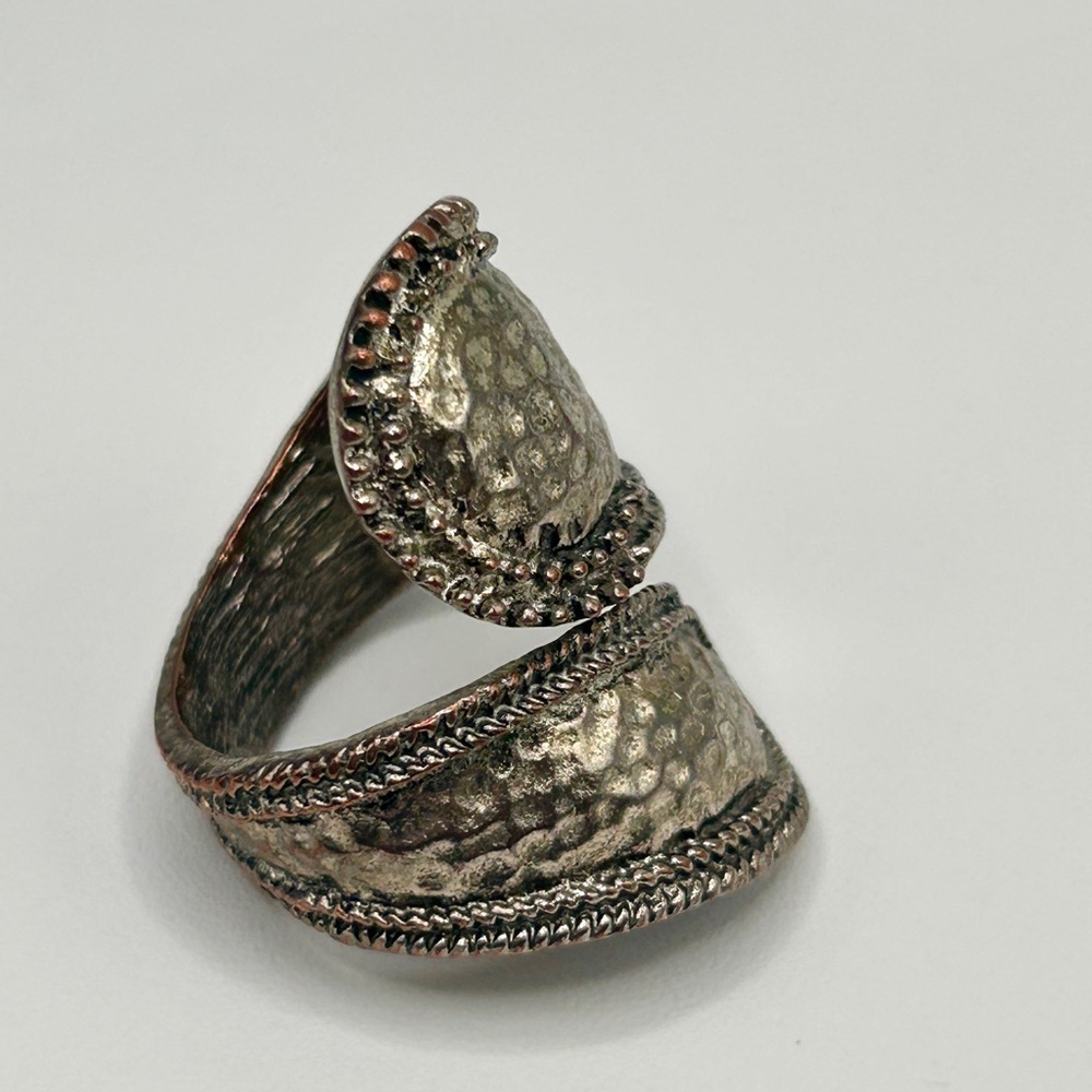 Elegant Silver Hammered Texture Ring Sz 7.5-8​​